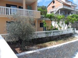 Lower terrace garden